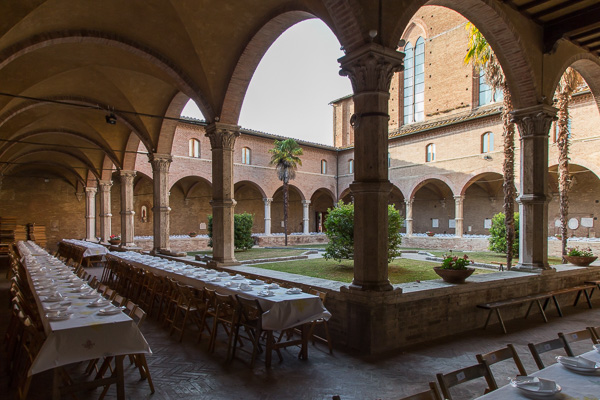 Toskana - Siena - Kreuzgang der Basilica di San Domenico